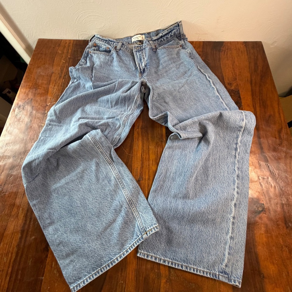 Abercrombie & Fitch Curve Love Low Rise Ultra Loose Jeans Light Wash 29 Long